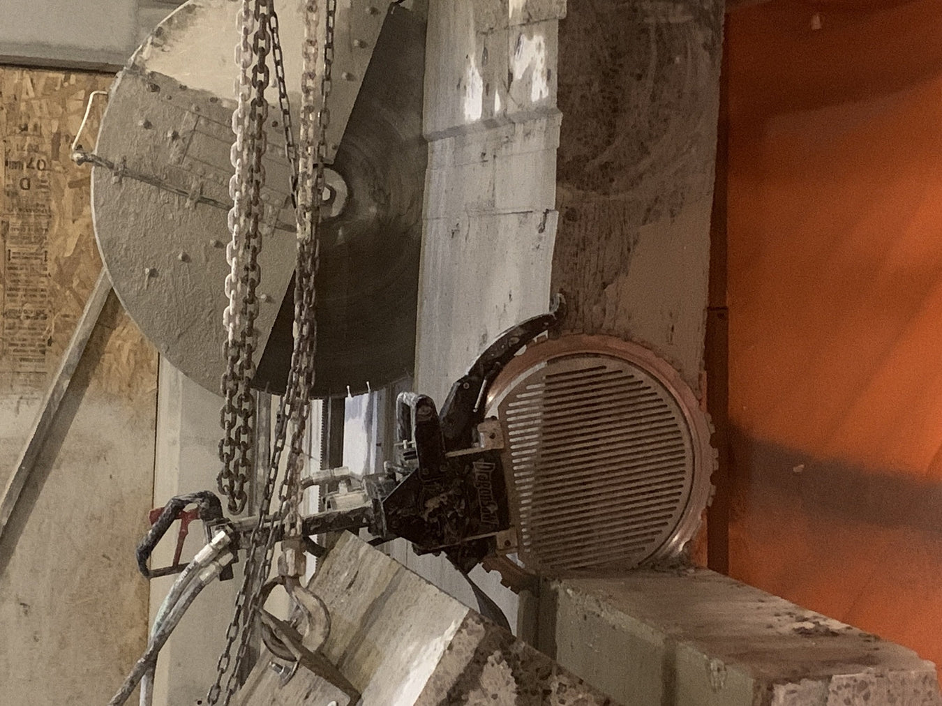 Corner cutting for hydraulic Dragon Ring saw